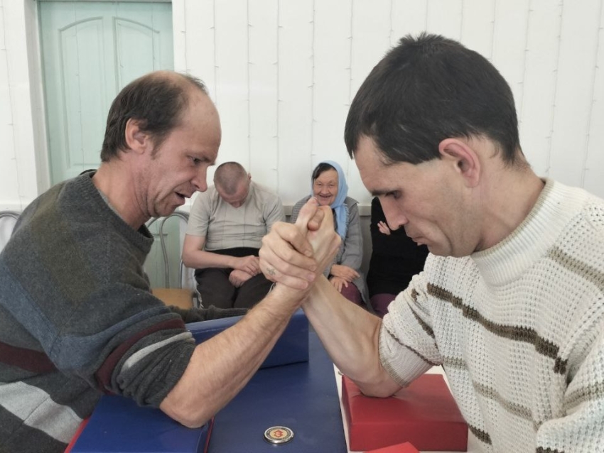 ​В Зыковском доме‑интернате прошли соревнования по армрестлингу и мас‑рестлингу